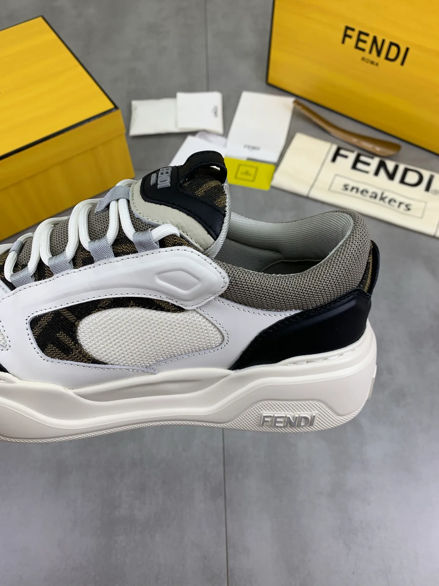 Men's Men's Shoes 💰P740 New Style 💰💎💎💎Summer Hot Style [FENDI Fendi] Top Version 🆕New slip-on sneakers, wavy soles engraved with original words. Embossed Fendi Flow lettering on the heel. The upper is made of high-end calfskin and breathable materials. Original lining with tone-on-tone details decorated with innovative handcrafting techniques. Ultra-light and wear-resistant TPU and IP foam soles, overall lightweight and comfortable. Size:39-44 (38 45 can be customized)